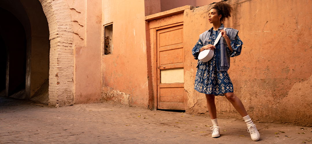 Welke sneakers draag je onder een kleedje? | Omoda