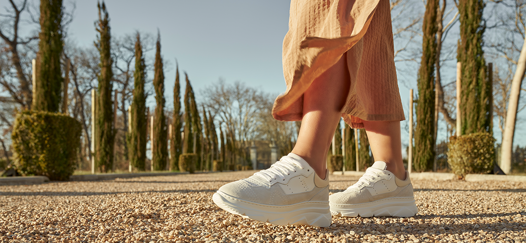 Welke sneakers draag je onder een kleedje? | Omoda