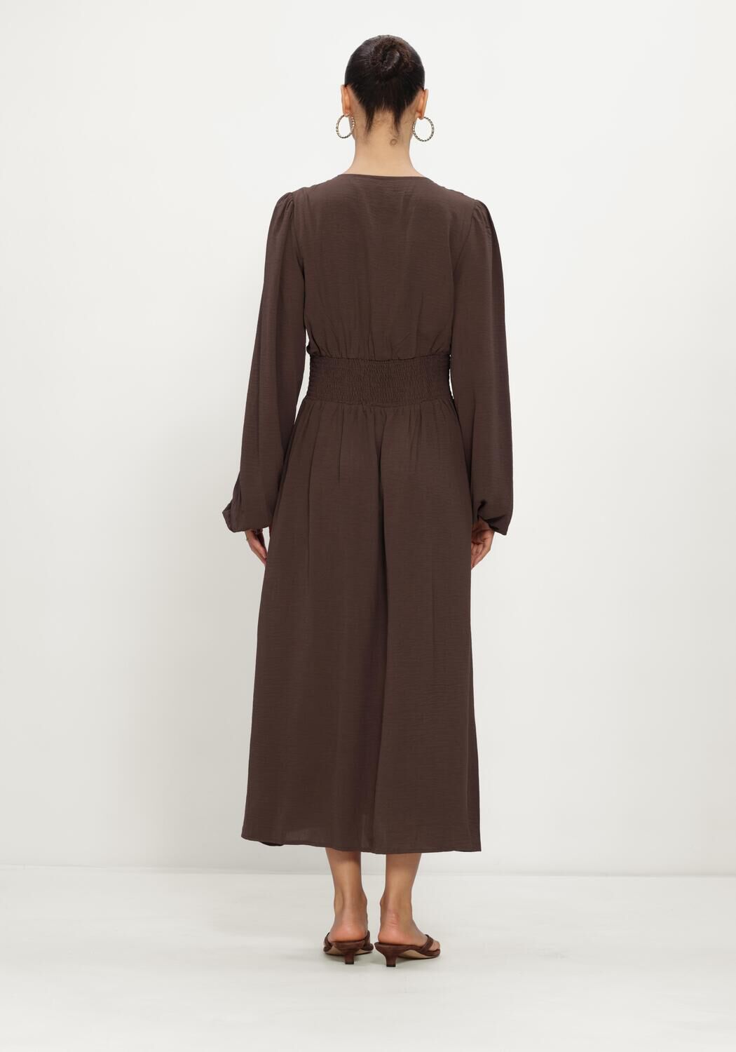 NEO NOIR Robe maxi ANNELIE SOLID CREPE DRESS en marron - large
