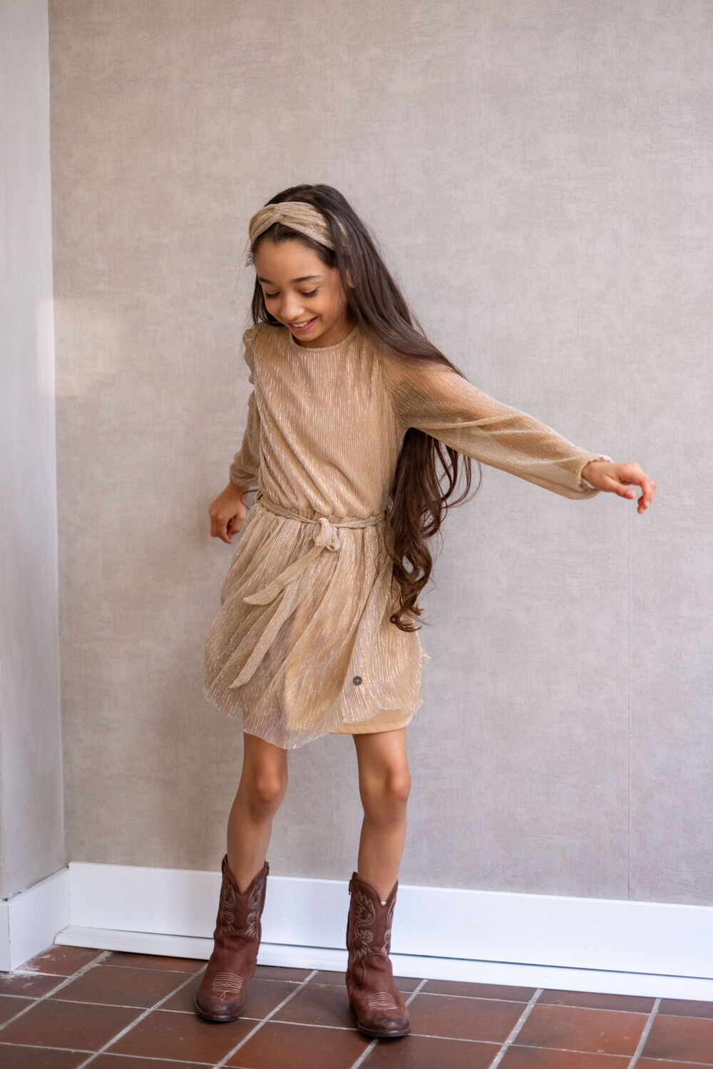 LIKE FLO Mini robe MAZE FLO PLISSEE DRESS en or - large