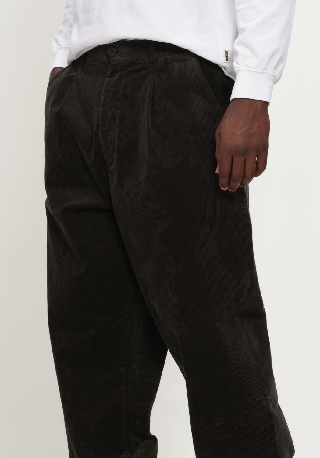 ANERKJENDT Pantalon large AKJACOB CORD PANT Vert fonc&eacute; - large
