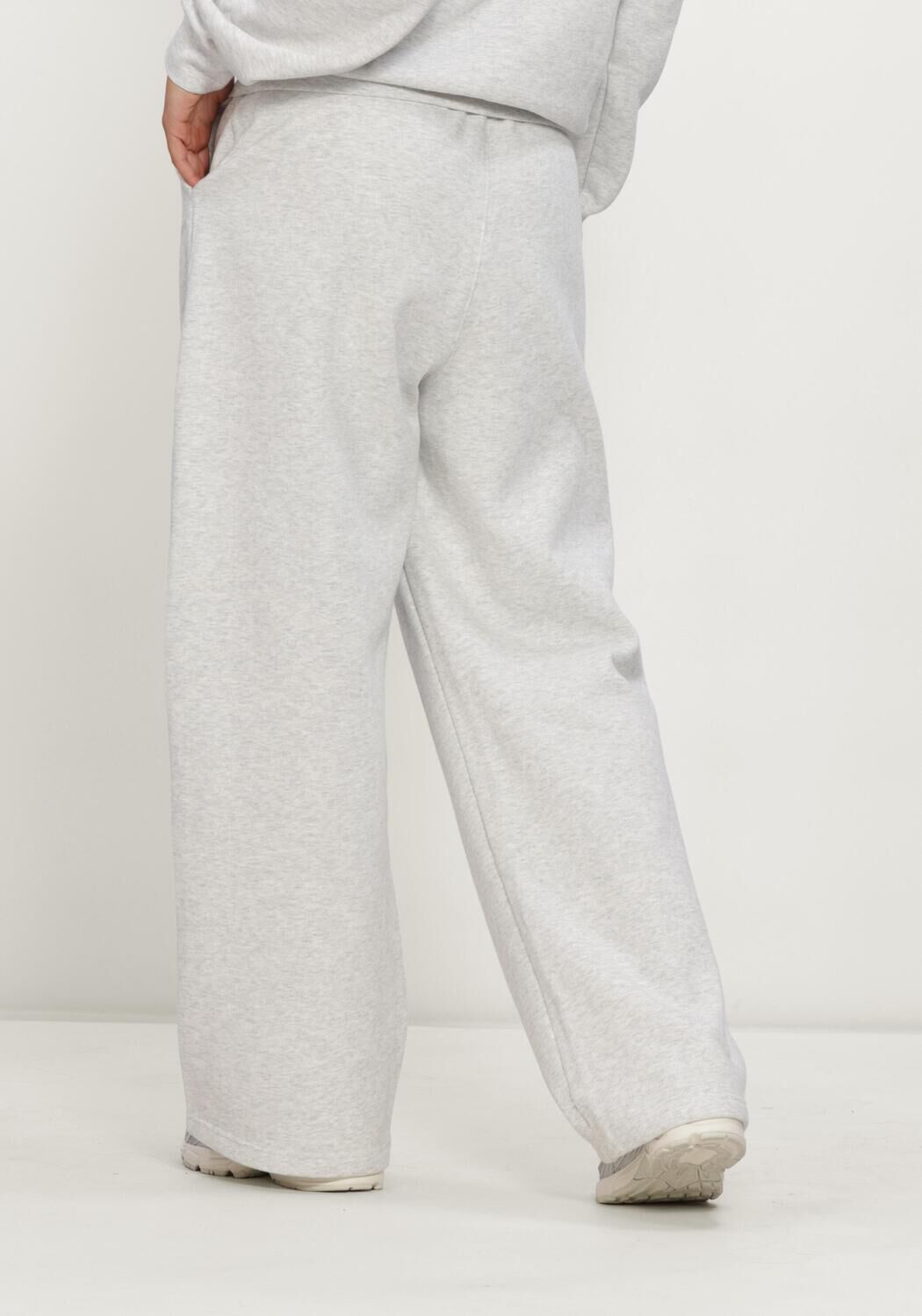 BJORN BORG STUDIO OVERSIZED STRAIGHT SWEATPANTS Pantalons en gris - large