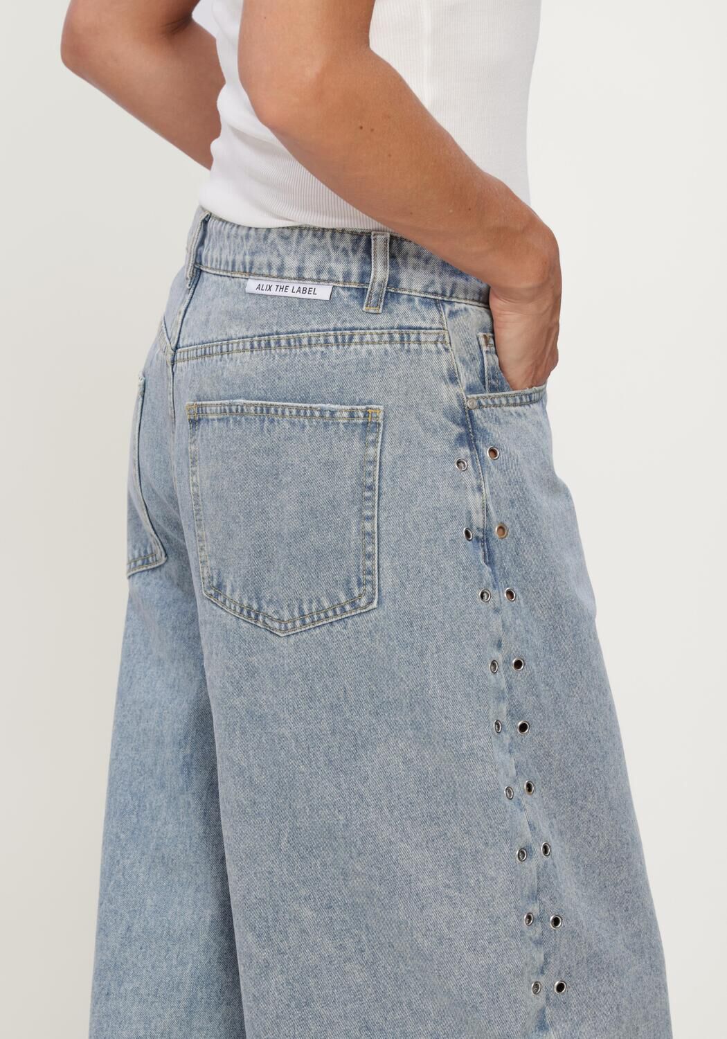 ALIX THE LABEL LADIES WOVEN STUDDED BARREL DENIM PANTS Jeans en bleu - large