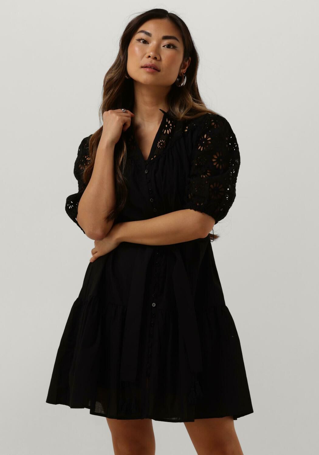 SUNCOO Mini robe CAMY en noir Omoda