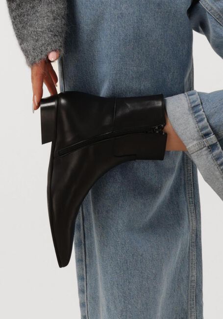 TORAL BELINDA TORAL BELINDA - large