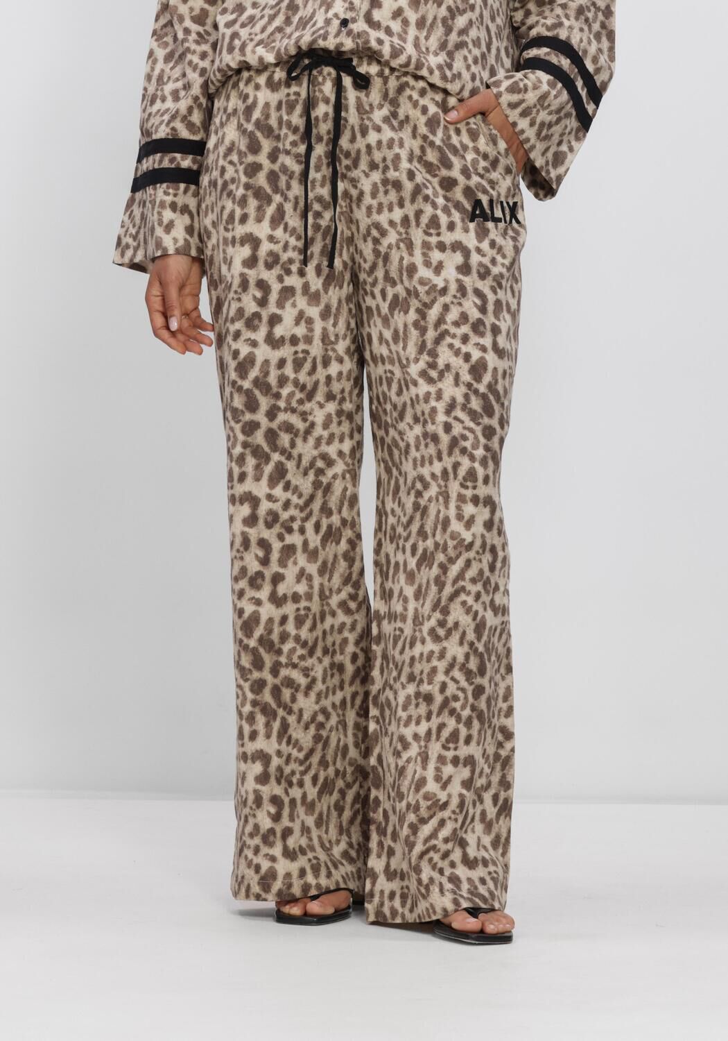 ALIX THE LABEL LADIES WOVEN SPORTY ANIMAL PANTS Pantalons en marron - large