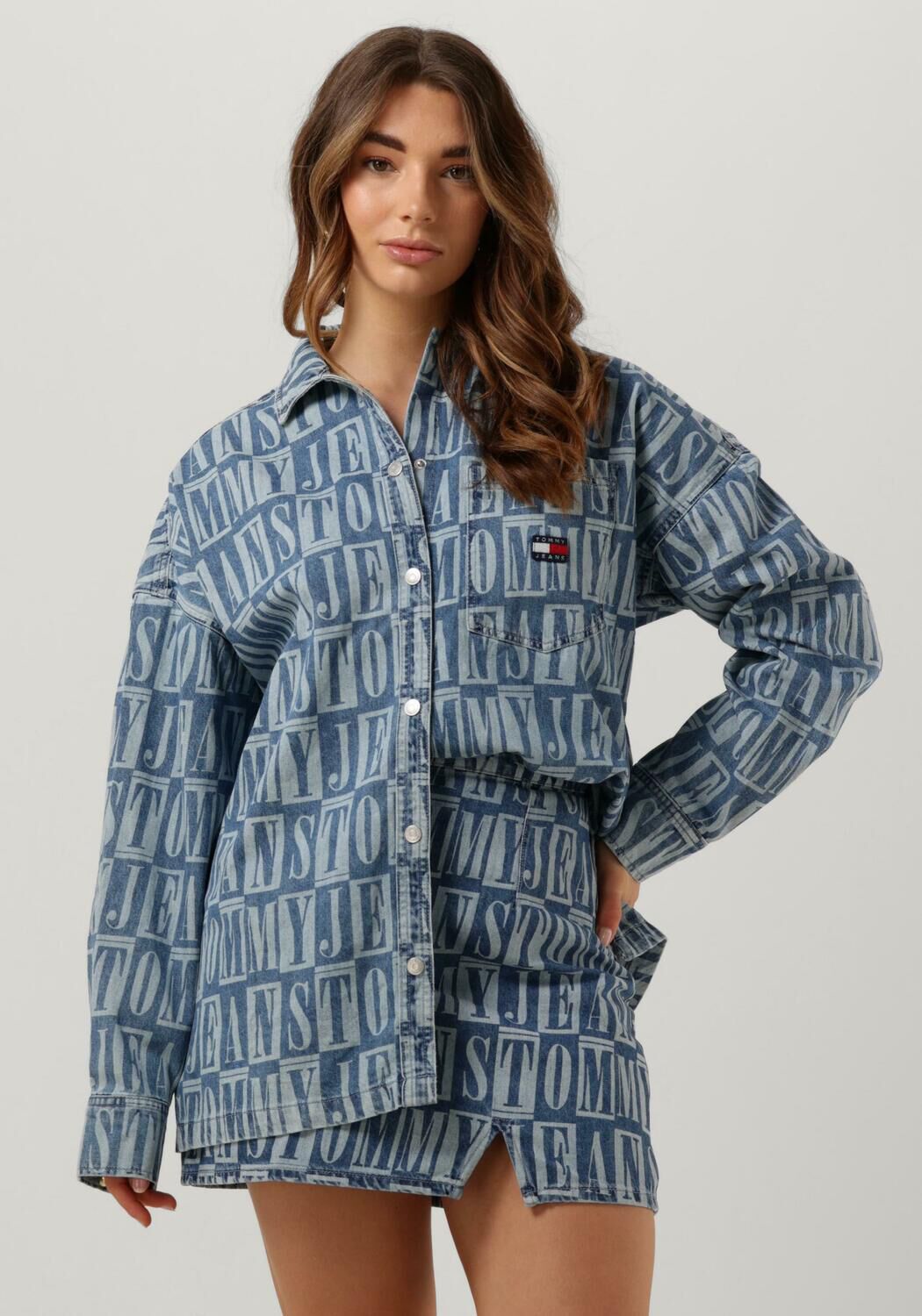 Blauwe TOMMY JEANS Spijkerjas TJW TJ DENIM SPELLOUT OVERSHIRT Omoda