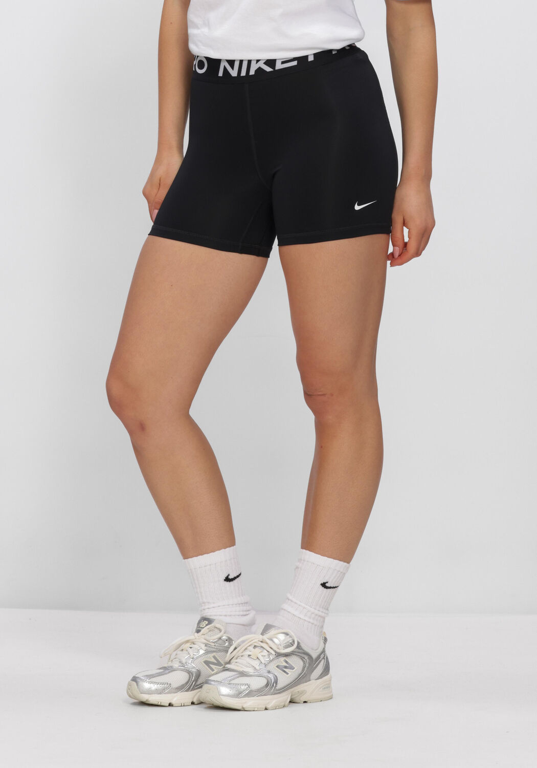 NIKE Pantalon courte NIKE PRO 365 en noir