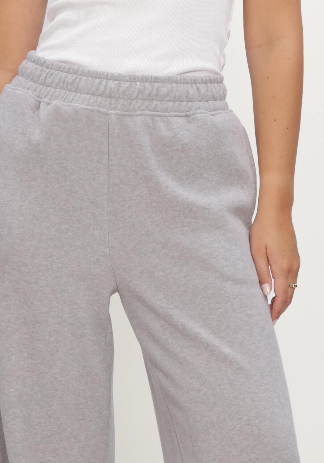 STUDIO AMAYA Pantalon large KORA PANTS en gris - large