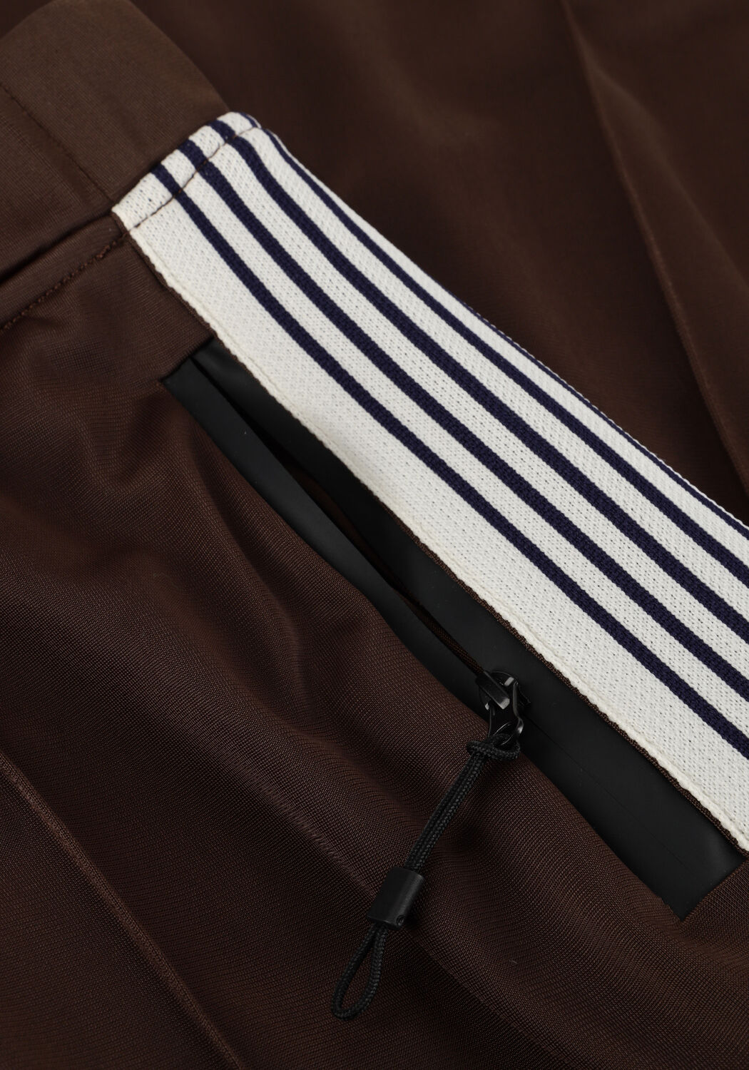 HAUTE L'AMITI&Eacute; Pantalon large BAGGY TRACK TALL PANTS en marron - large