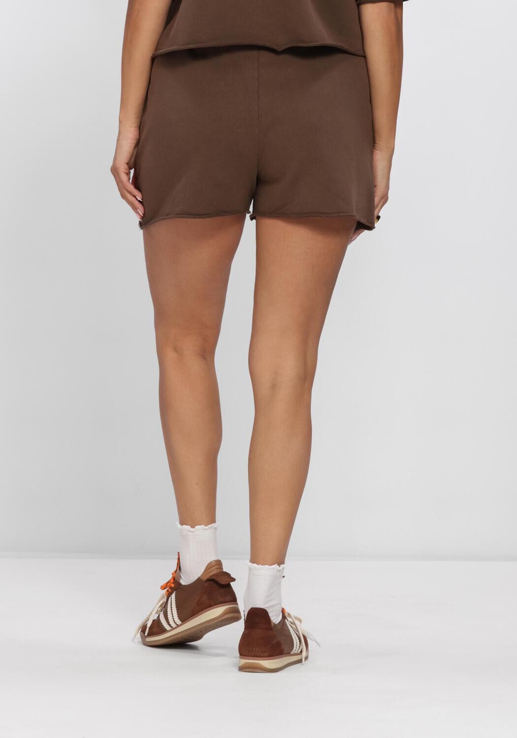 ALIX THE LABEL Pantalon courte LADIES KNITTED SPORTY SUMMER SHORTS en marron - large