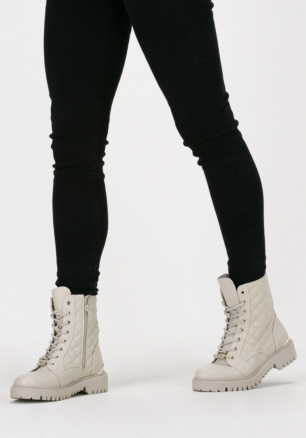 GUESS Bottines &agrave; lacets OMALA en blanc - large