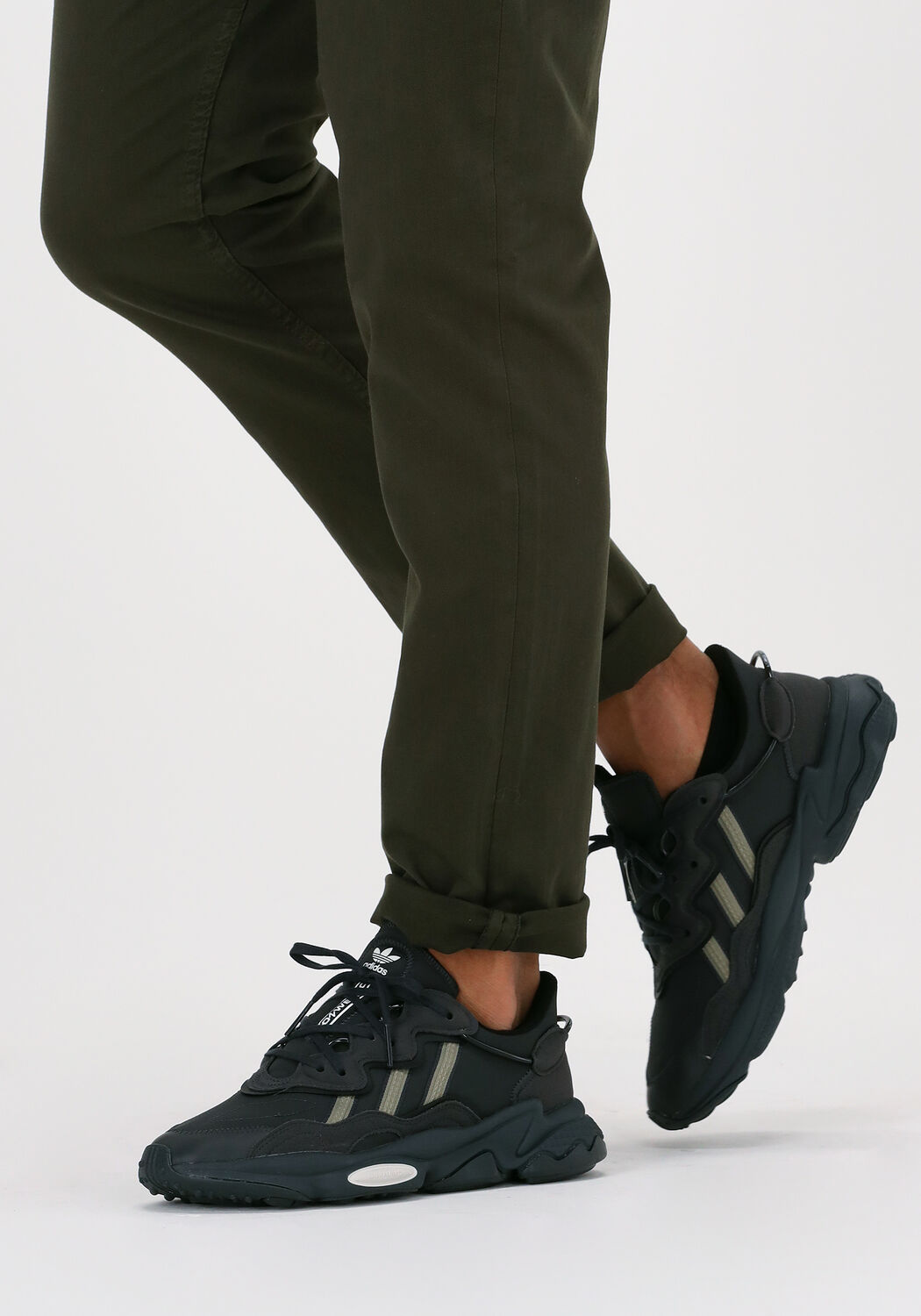 Grijze ADIDAS Sneakers OZWEEGO MEN - large