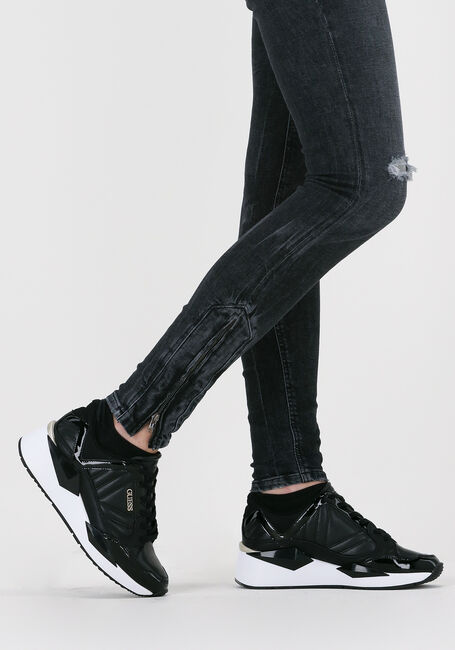 GUESS Baskets basses TRAVES en noir - large