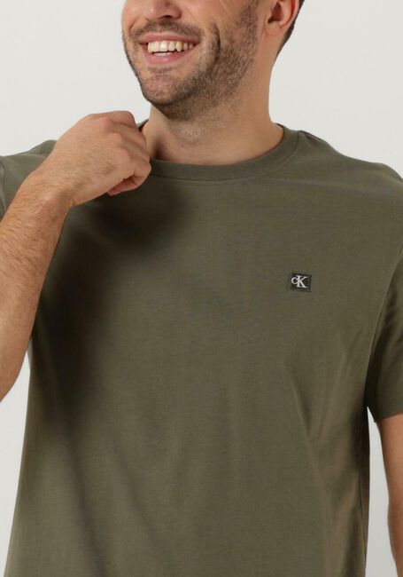 CALVIN KLEIN T-shirt CK EMBRO BADGE TEE Olive - large