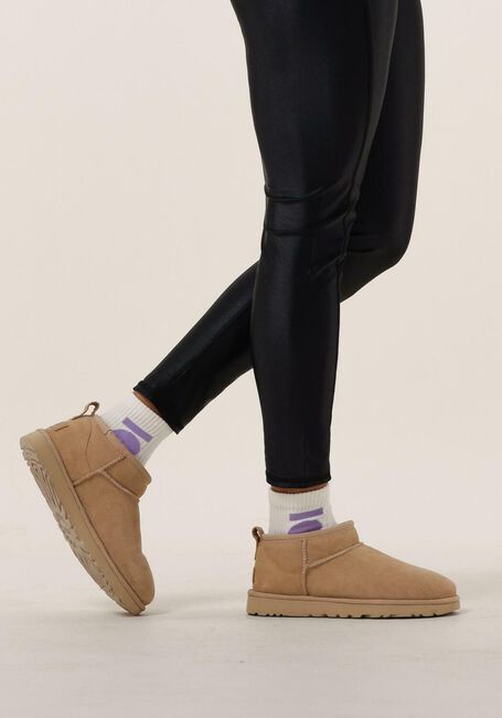 UGG Bottes fourrure W CLASSIC ULTRA MINI en beige - large