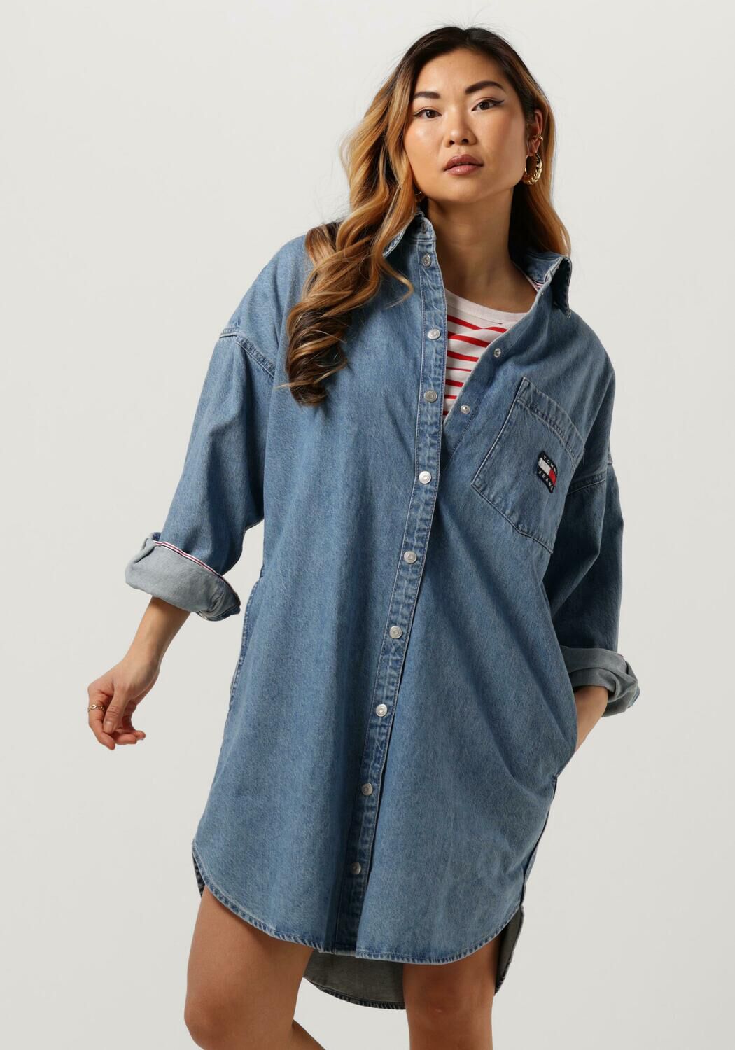 TOMMY JEANS Mini robe TJW BADGE DENIM SHIRT DRESS Bleu clair Omoda