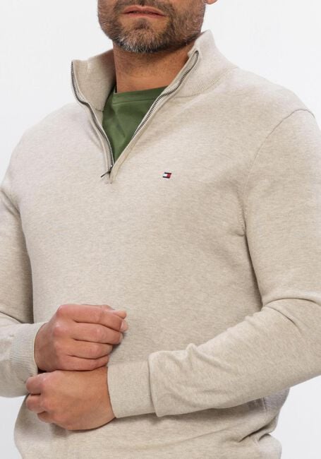 TOMMY HILFIGER Pull ESSENTIAL COTTON ZIP MOCK en beige - large