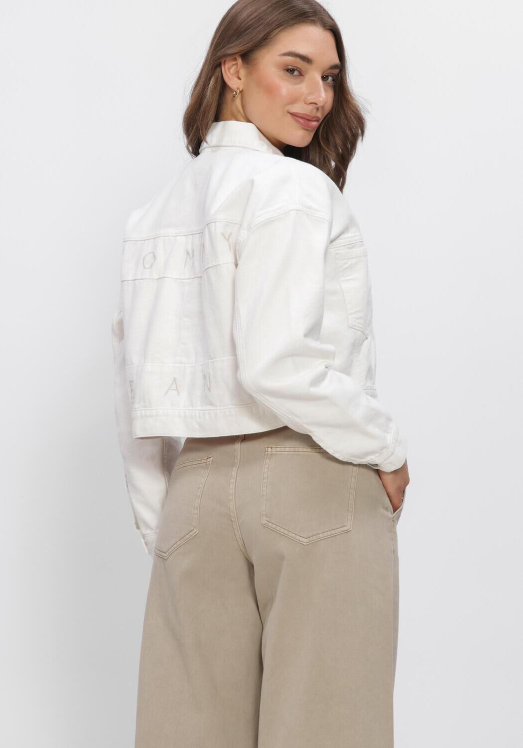 TOMMY JEANS Veste en jean OVSZ CROP TRCKR JCKT FLG BJ6099 en blanc - large