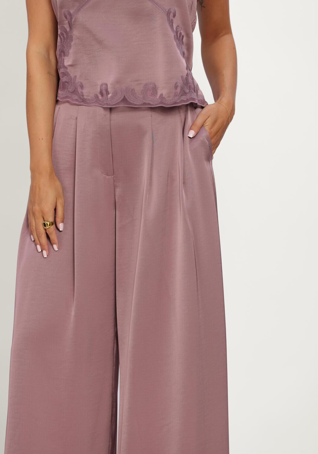 Paarse DANTE6 Broeken/jumpsuits ONIQUE WIDE LEG SATIN PANTS - large