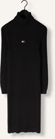 TOMMY JEANS Robe midi TJW MOCKNECK BADGE SWEATER DRESS en noir TOMMY JEANS Robe midi TJW MOCKNECK BADGE SWEATER DRESS en noir - medium