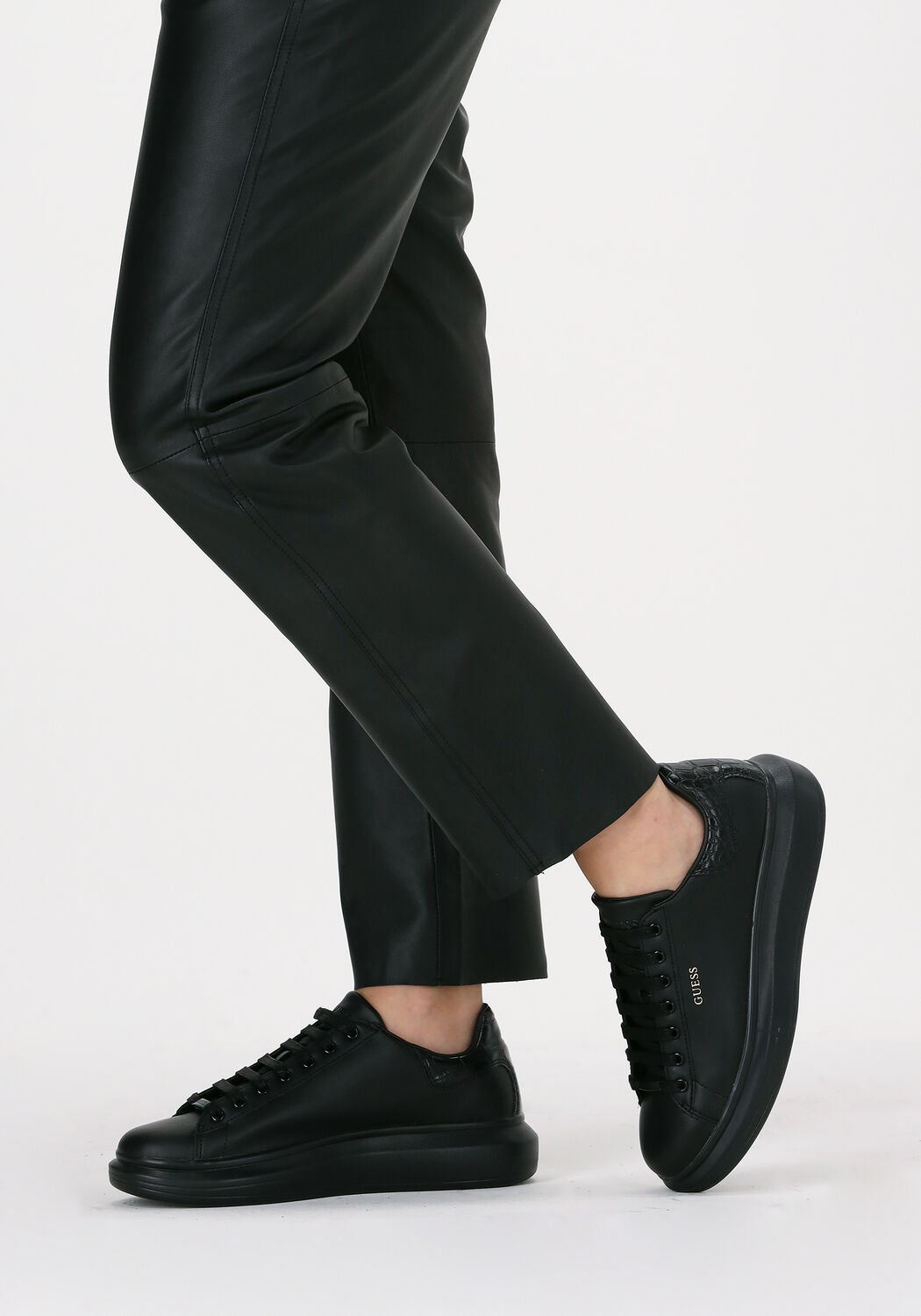 GUESS Baskets basses SALERNO en noir - large