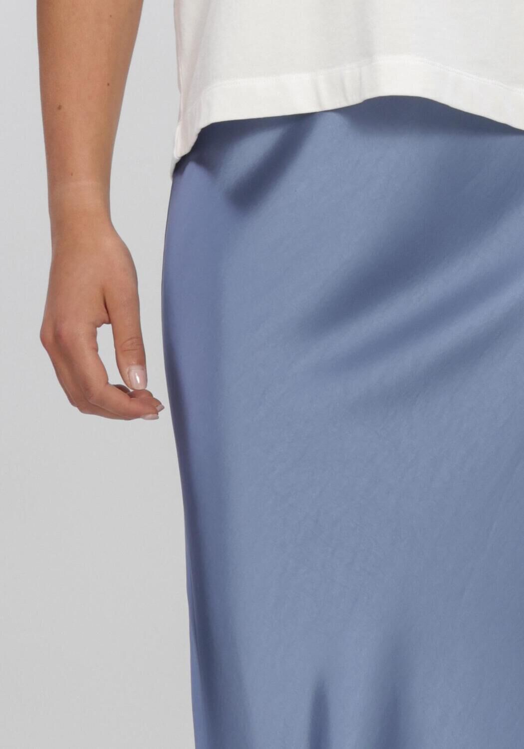 NEO NOIR Jupe maxi VICKY HEAVY SATEEN SKIRT en bleu - large