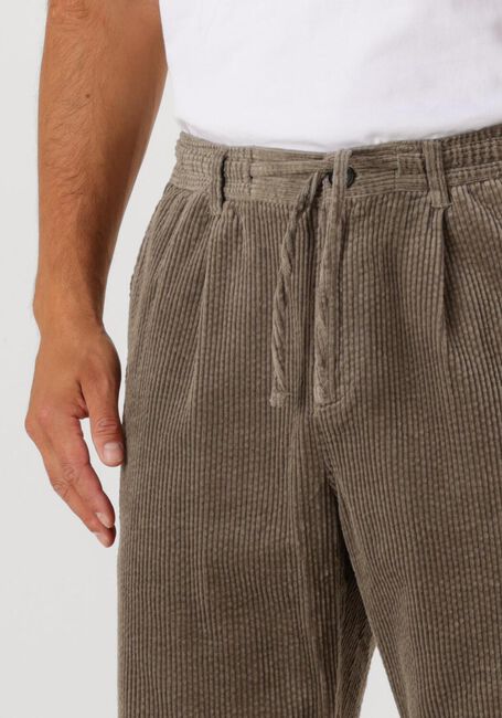 ANERKJENDT AKJAN CORD PLEAT PANTS Pantalons en vert - large