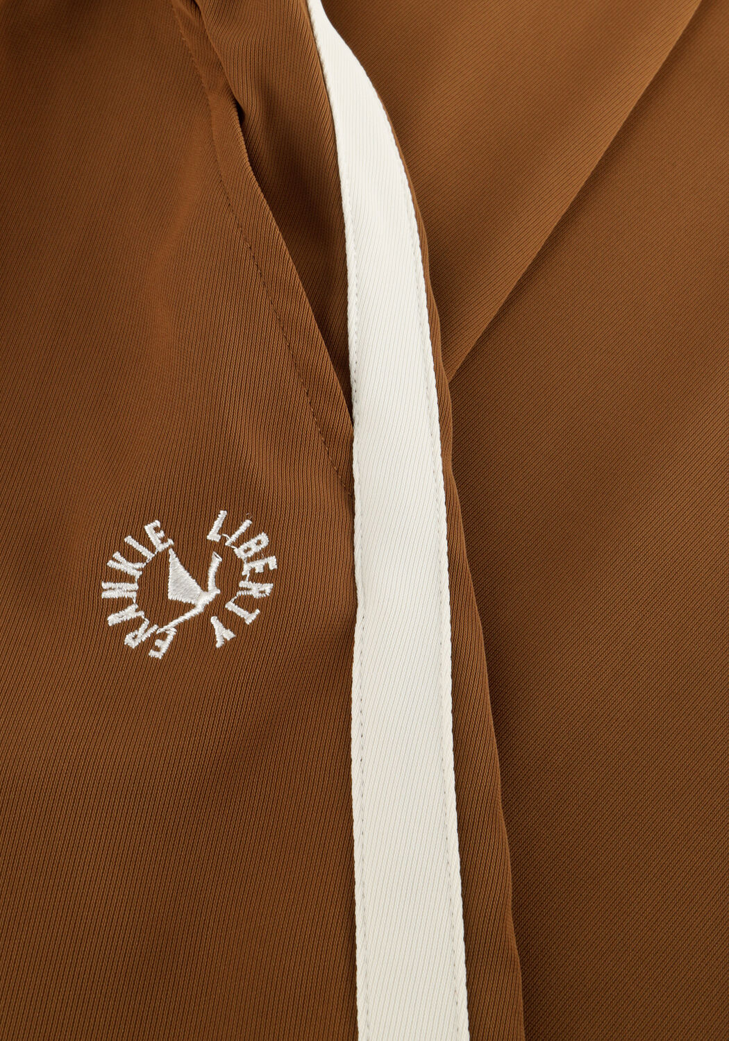 FRANKIE & LIBERTY Pantalon large TEGAN TRACKSUIT PANT en marron - large