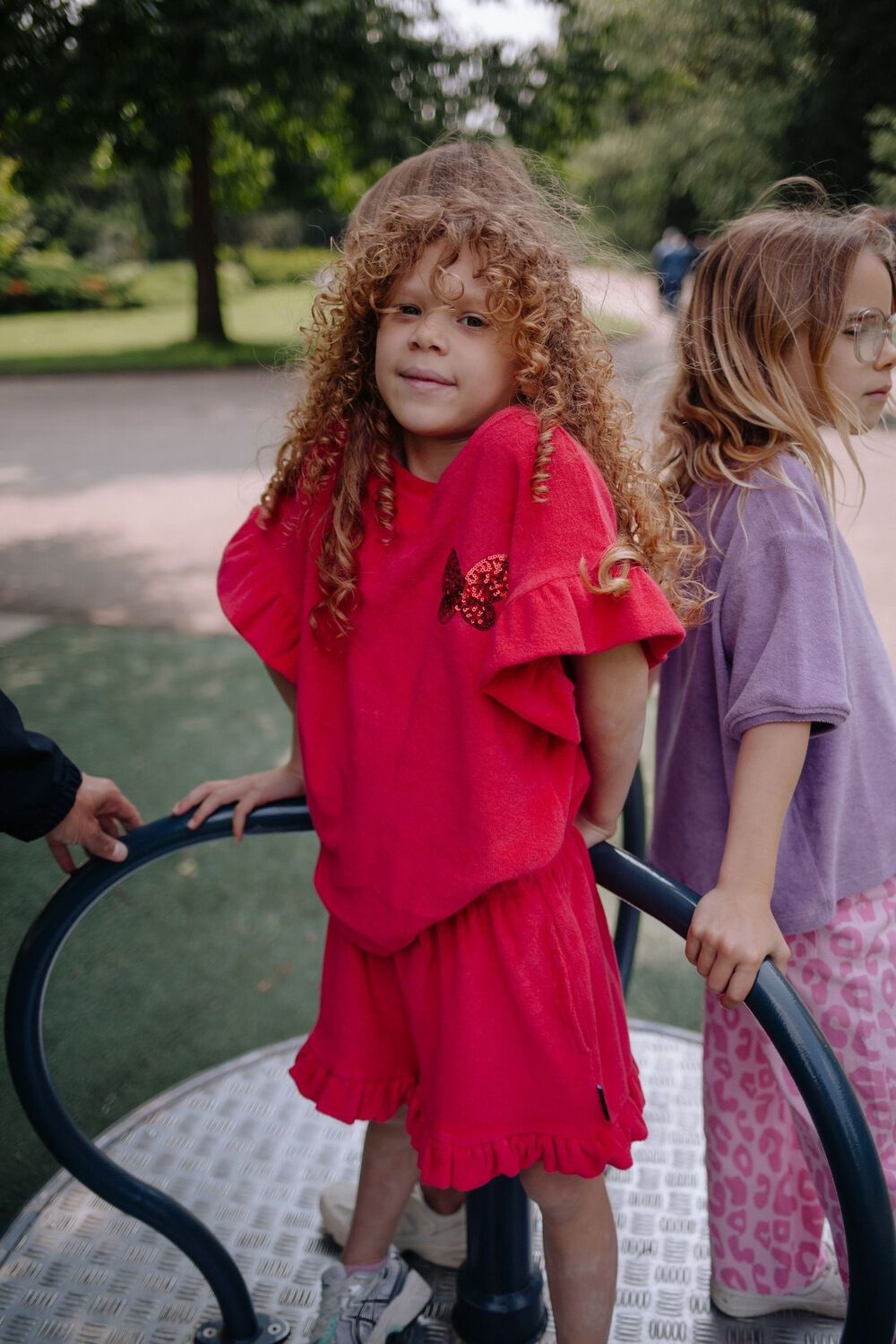 DAILY BRAT Pantalon courte SALLY SHORTS en rouge - large