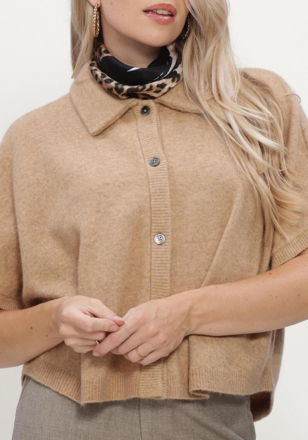RUBY TUESDAY VOISE KNITTED COLLAR CAPE TOP Pulls & Gilets en beige - large