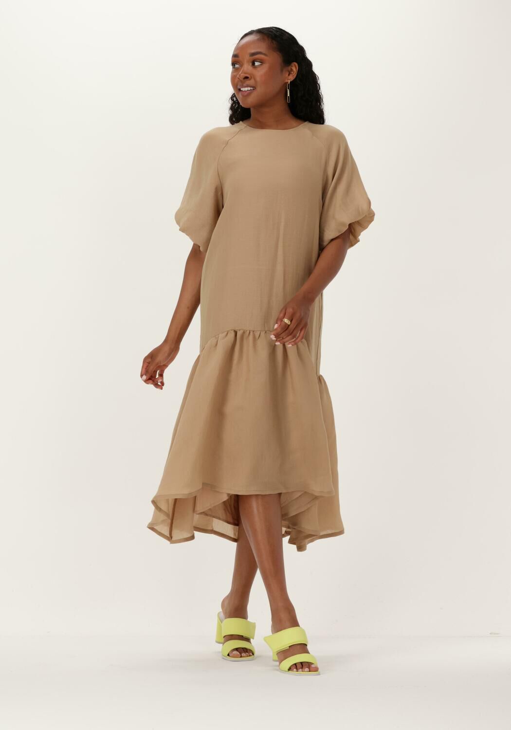 Camel BRUUNS BAZAAR Midi jurk ZARA LUCA DRESS Omoda