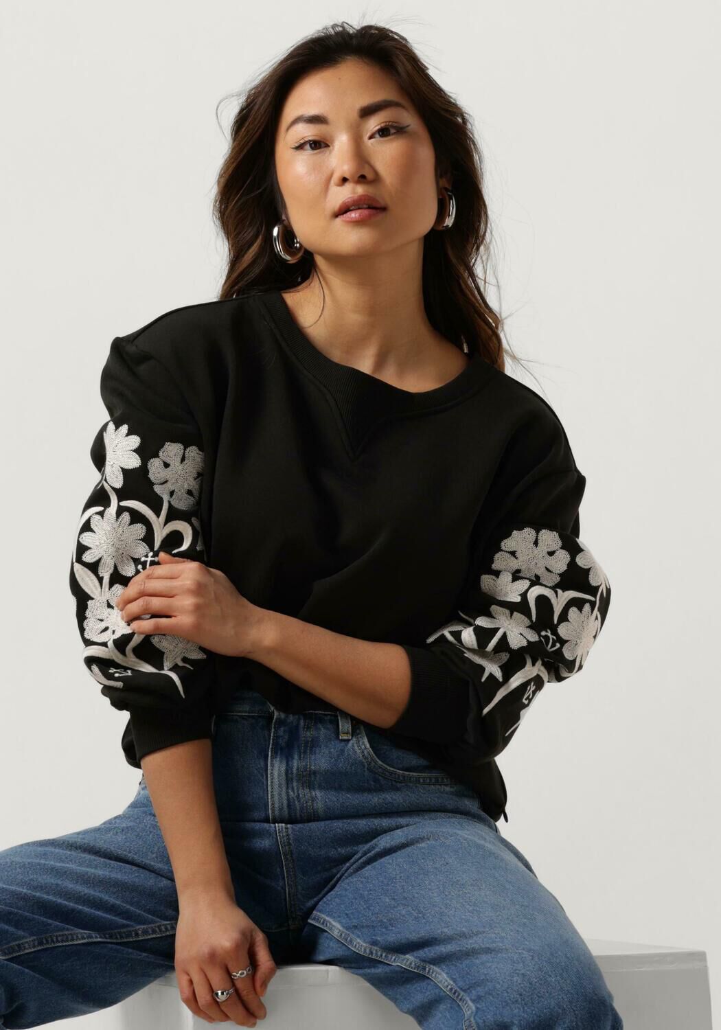 Embroidered sleeve sweatshirt online