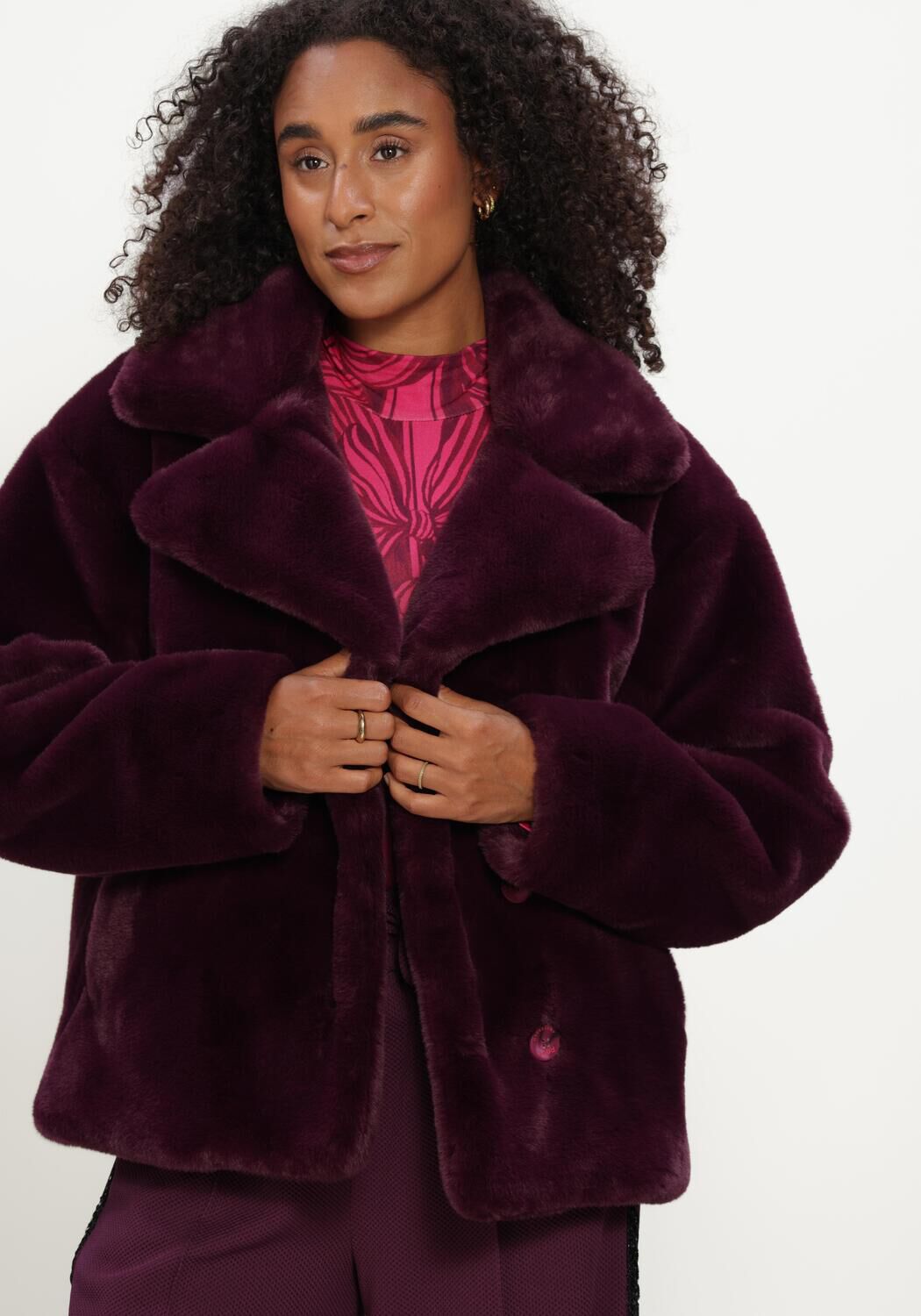 POM AMSTERDAM Manteau en fausse fourrure CLEO DARK PLUM Bordeaux - large