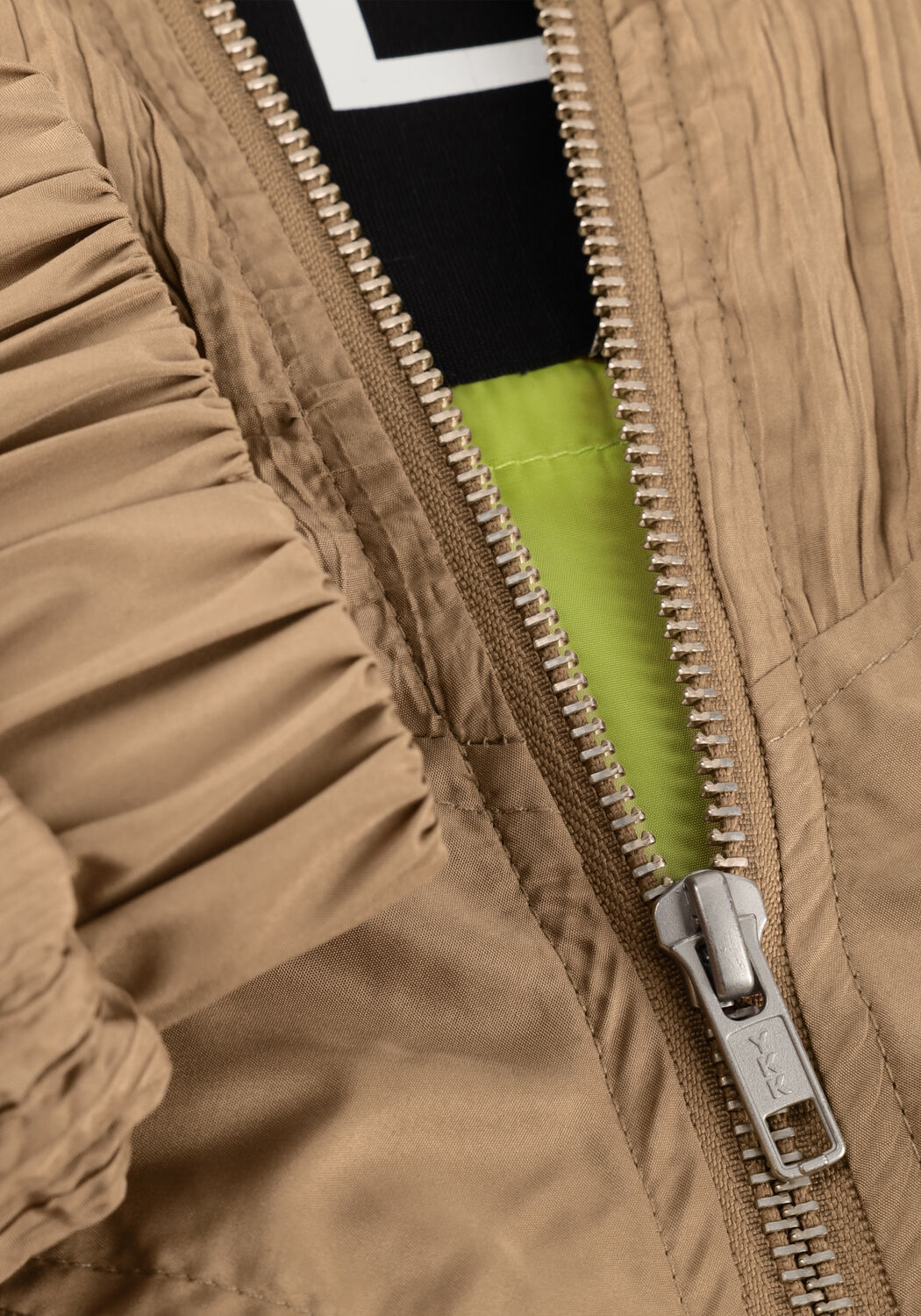 ALIX THE LABEL Jack LADIES WOVEN PLISSE BOMBER en camel - large