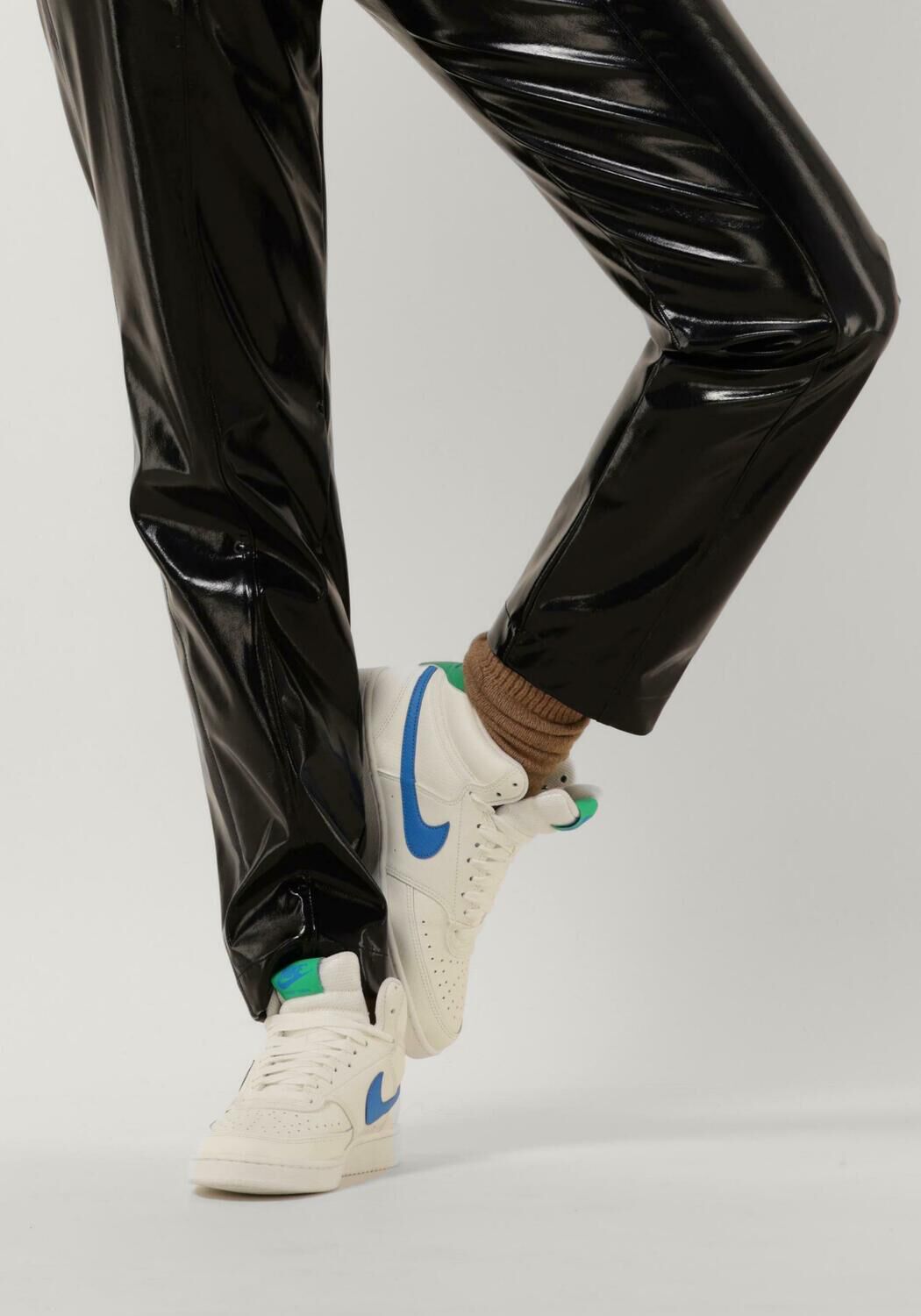 Witte NIKE Sneakers COURT VISION MID WMNS - large