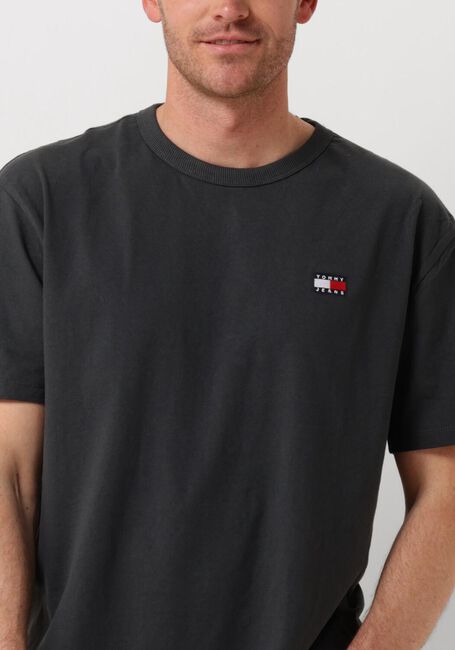 TOMMY JEANS T-shirt TJM REG BADGE TEE EX en gris - large