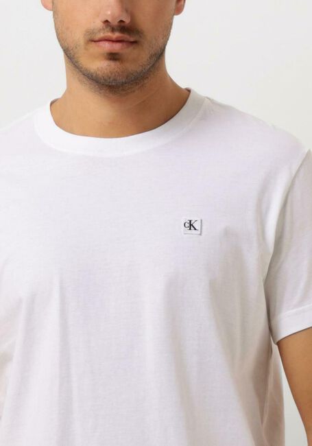 CALVIN KLEIN T-shirt CK EMBRO BADGE TEE en blanc - large