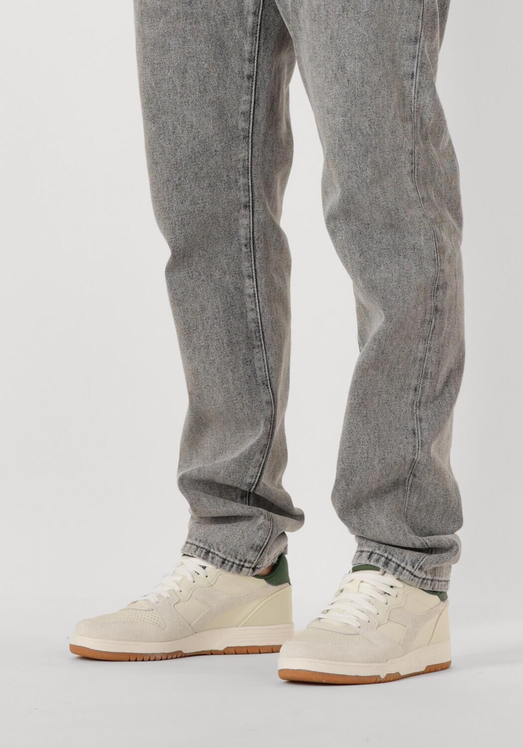 DIADORA Baskets basses DEUCE M2 HAIRY en blanc - large