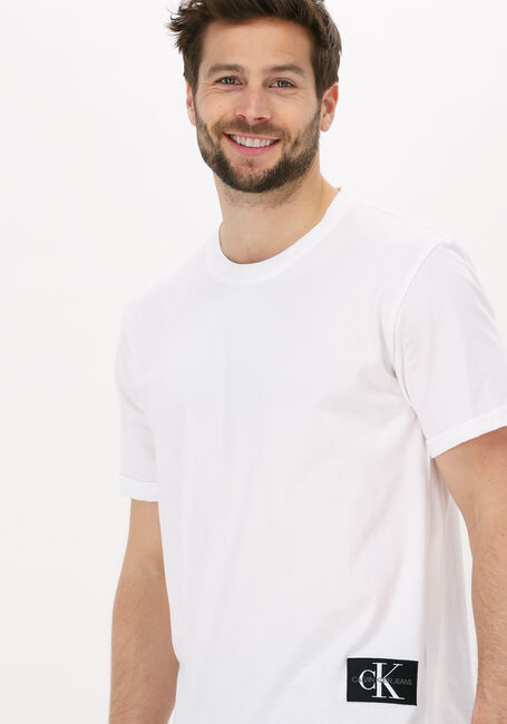 CALVIN KLEIN T-shirt BADGE TURN UP SLEEVE en blanc - large