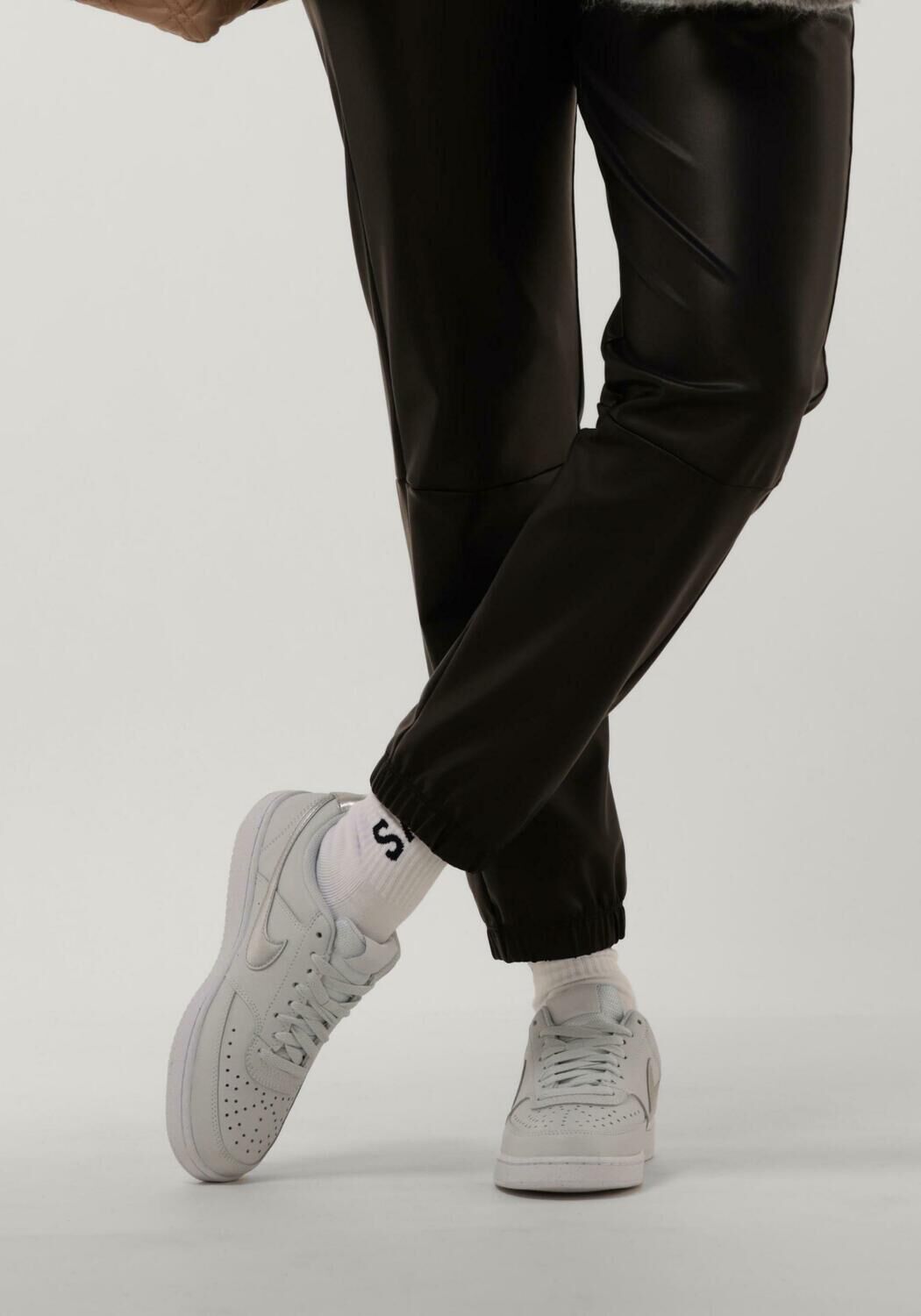 Witte NIKE Sneakers COURT VISION LOW WMNS - large