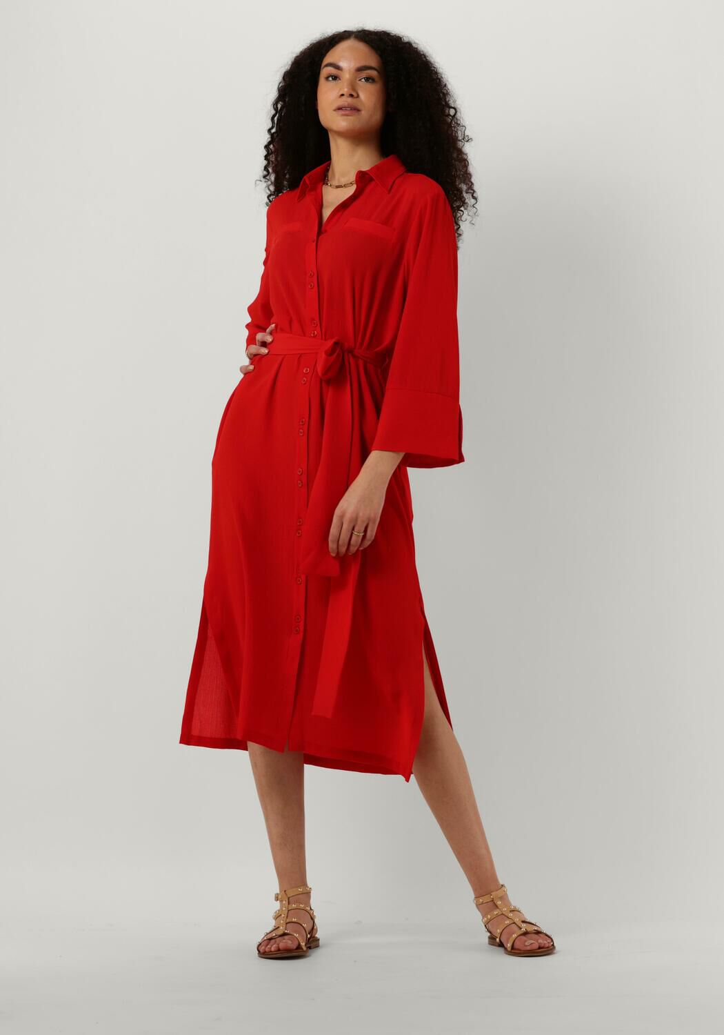 Rode CHPTR S Midi jurk NECESSITY DRESS Omoda