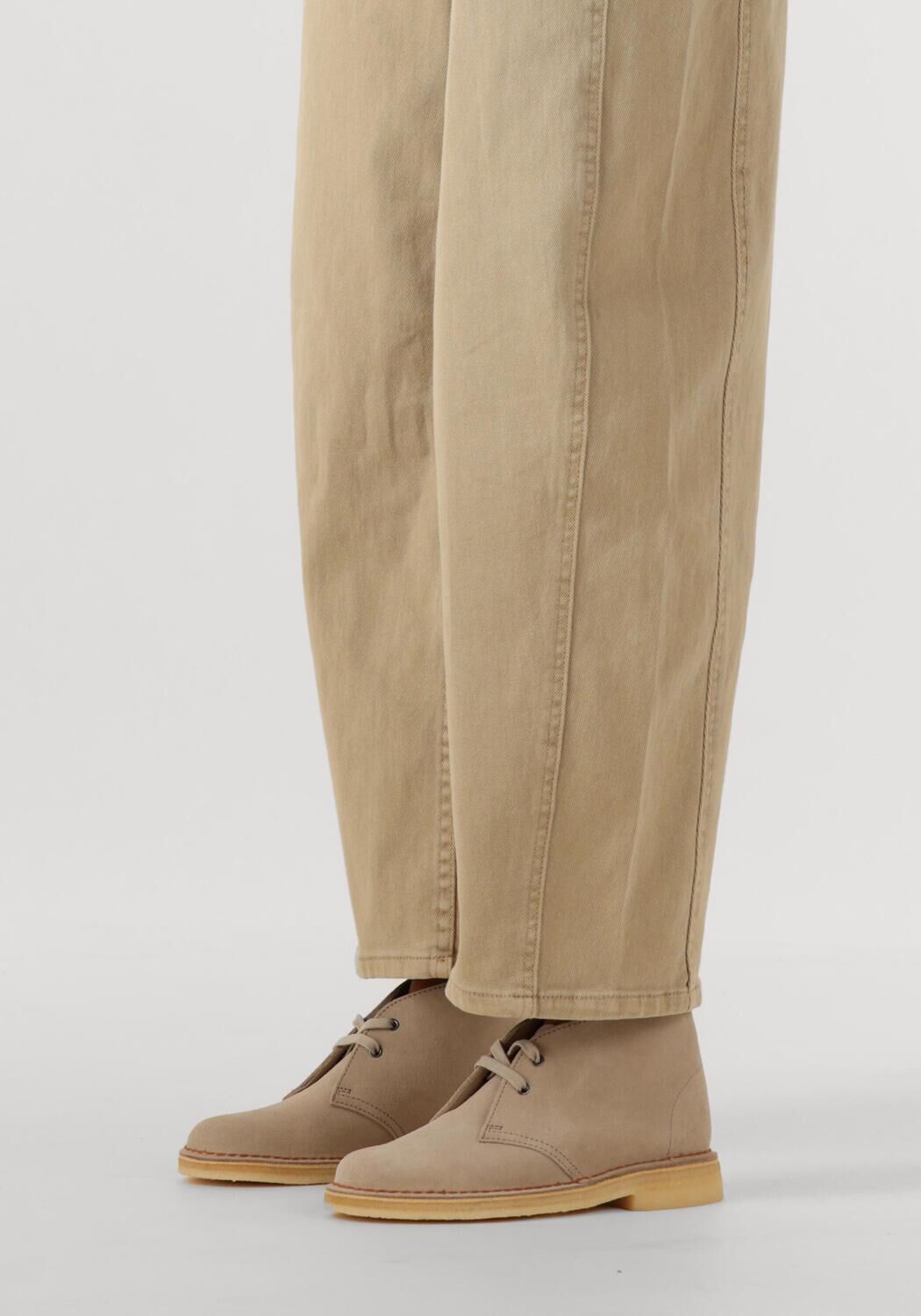 CLARKS ORIGINALS Bottines &agrave; lacets DESERT BOOT DAMES en beige - large