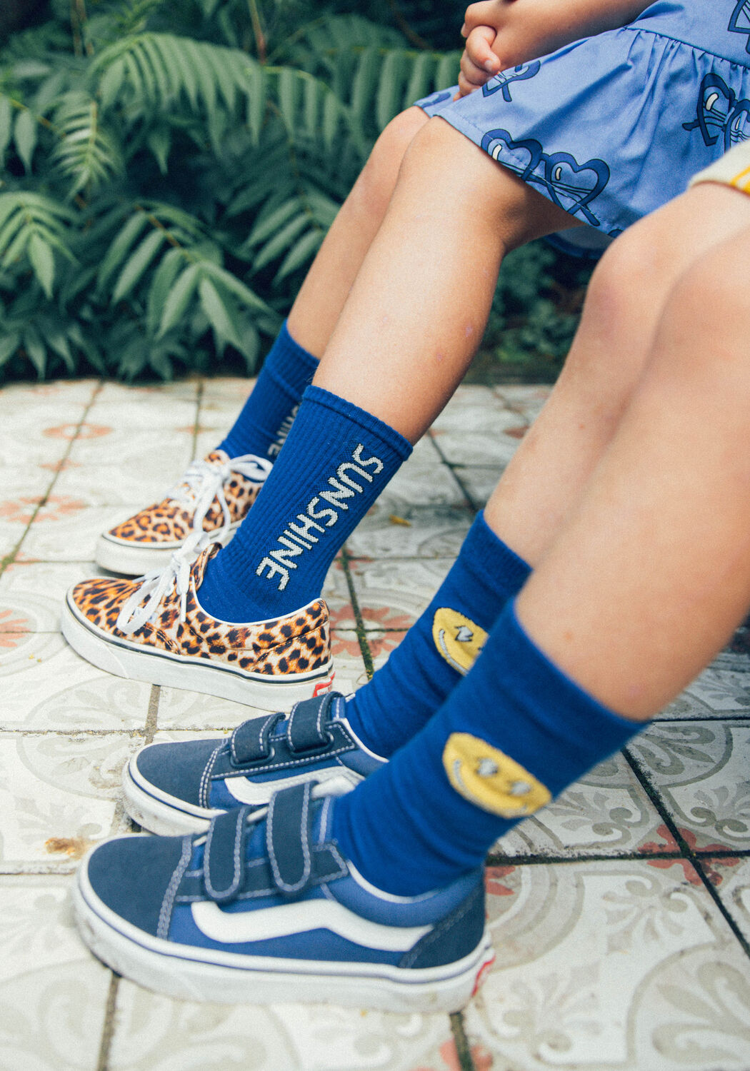 CARLIJNQ Chaussettes SMILIES - SOCKS Bleu fonc&eacute; - large