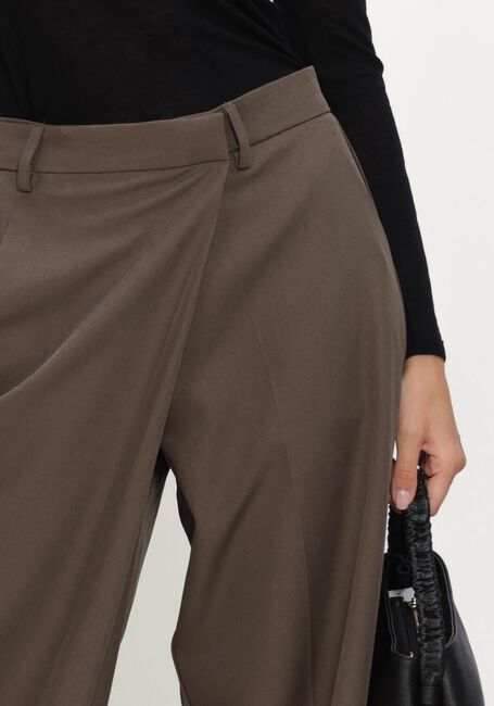NEO NOIR Pantalon CALINA STRUCTURE WRAP PANTS en taupe - large
