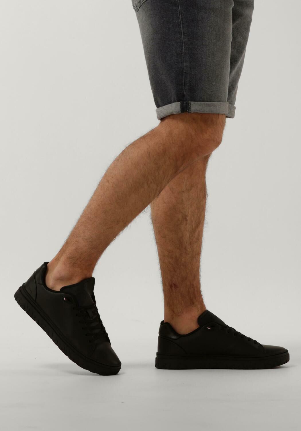 TOMMY HILFIGER Baskets basses MODERN ICONIC COURT CUP en noir Omoda