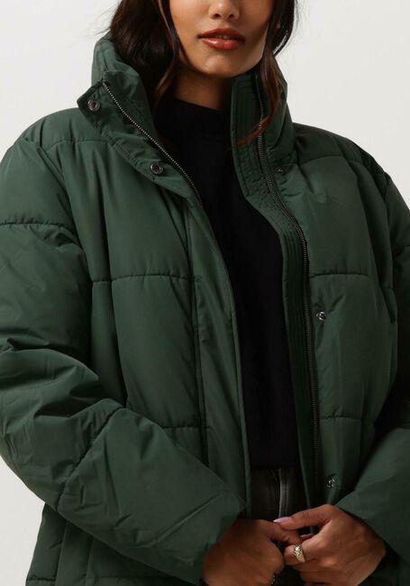 MINUS Veste matelassé AVA PUFFER COAT en vert - large