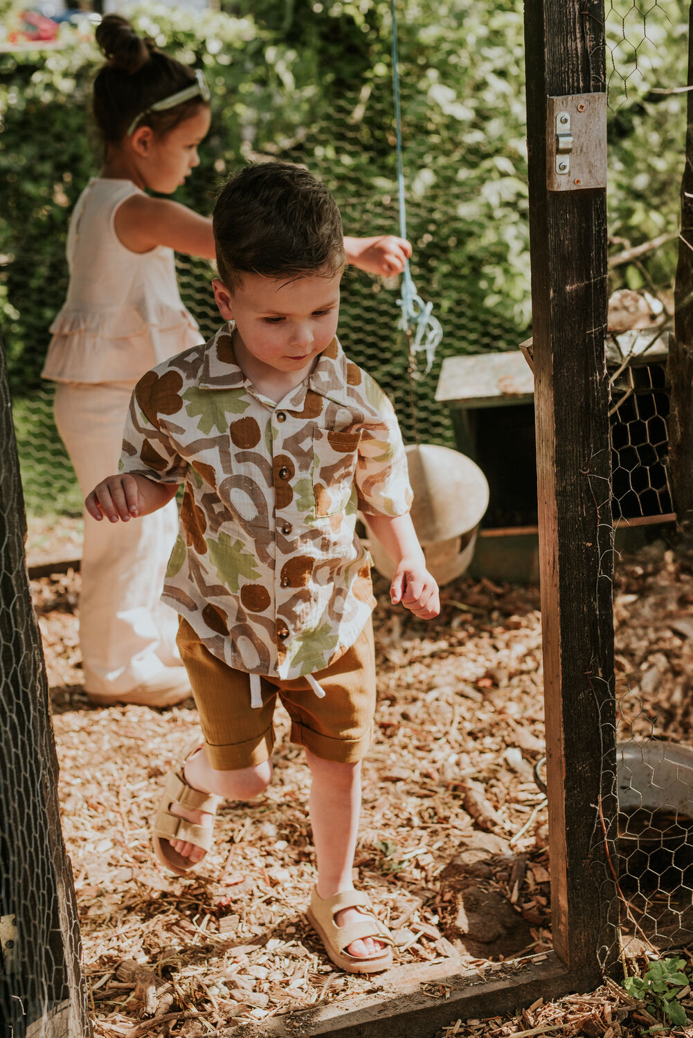 KOKO NOKO Pantalon courte N58801 en marron - large