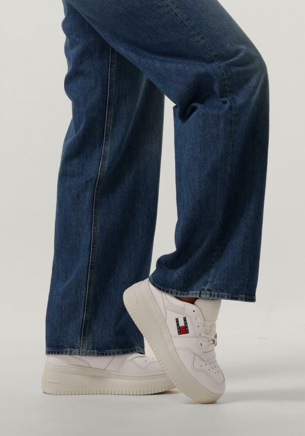 TOMMY JEANS Baskets basses TJW RETRO BASKET FLATFORM en blanc - large