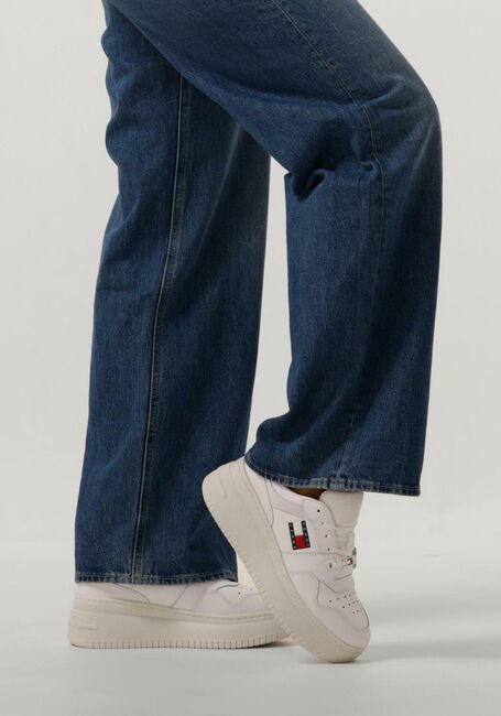 TOMMY JEANS Baskets basses TJW RETRO BASKET FLATFORM en blanc - large